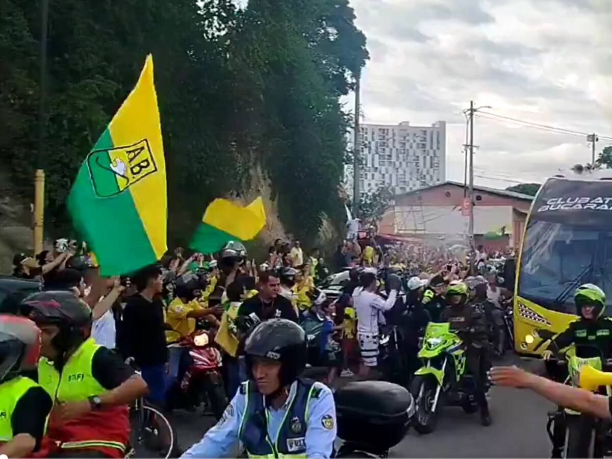Efusiva despedida de hinchas al Atlético Bucaramanga previo a la final