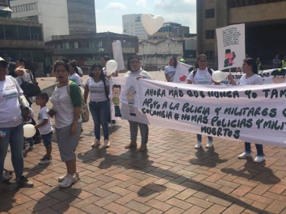 En Cali rinden homenaje a policías asesinados en Barraquilla