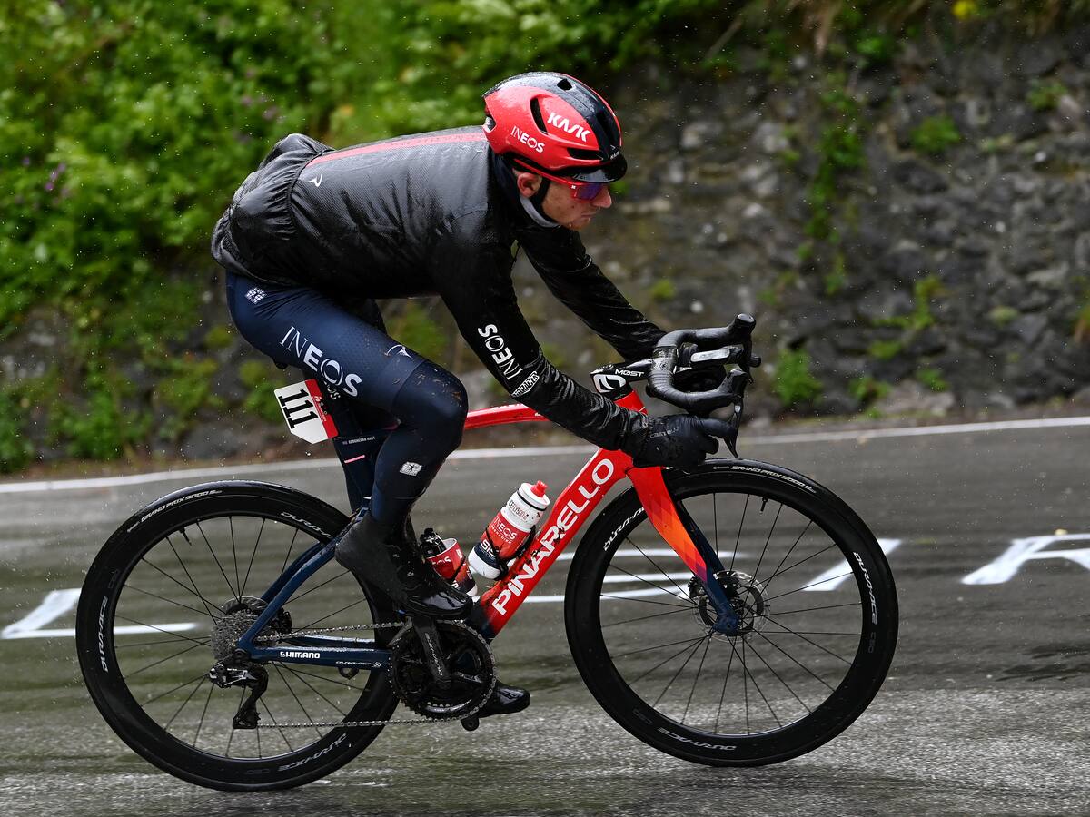 Tao Geoghegan Hart, tercero en la general, se retira del Giro tras una fuerte caída