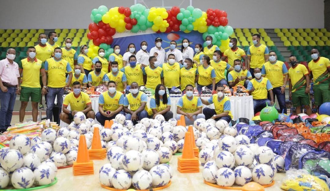 También se hizo entrega de implementación deportiva y lúdica a monitores, formadores y promotores de los municipios que se beneficiarán