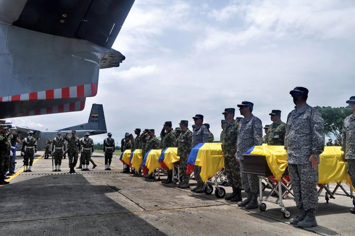 Miembros del Ejército y la Fuerza Aérea despidieron los feretros de los soldados asesinados por las Farc en una emboscada en  Buenos Aires, Cauca.