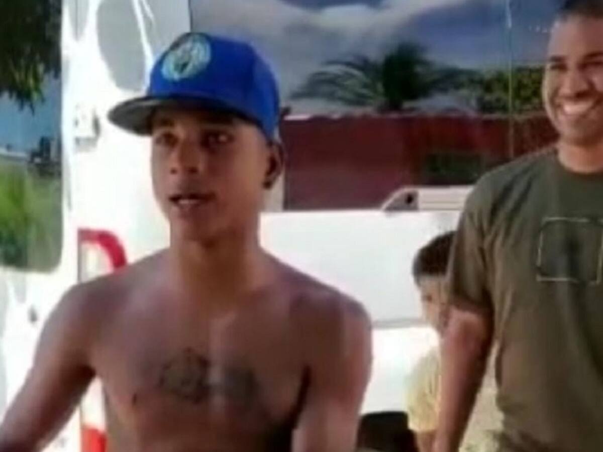 ¡Uy zona! La reacción de joven por culebra tras lluvias en Barranquilla