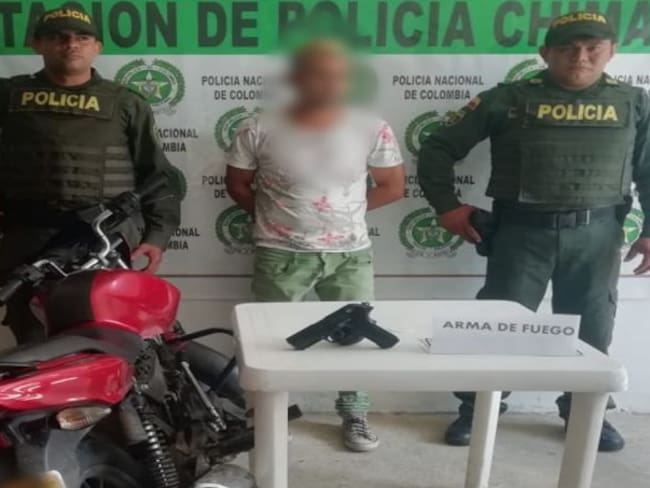 Policía captura a hombre y aprehende a menor con pistola neumática en Chimá