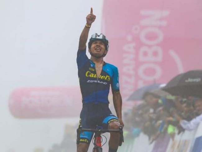Edgar Cadena, ciclista mexicano, festeja la victoria en el Alto del Vino.