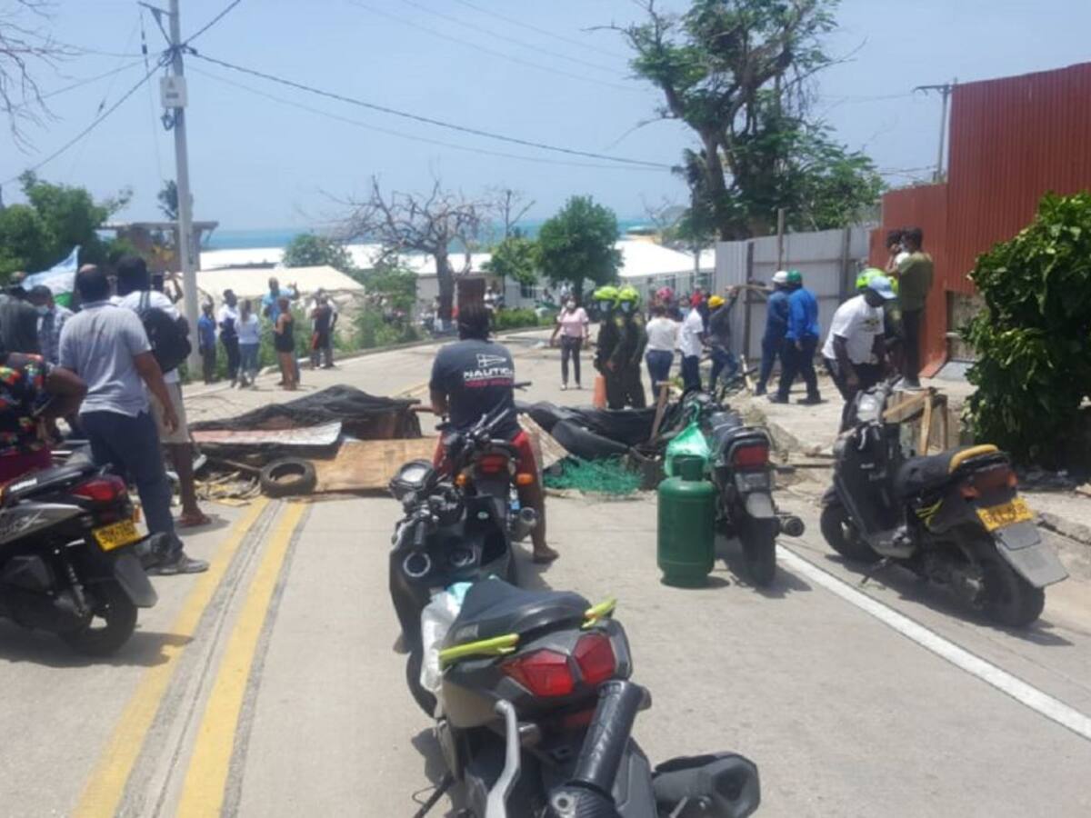 En Providencia bloquean vías ante incumplimiento del plan de reconstrucción