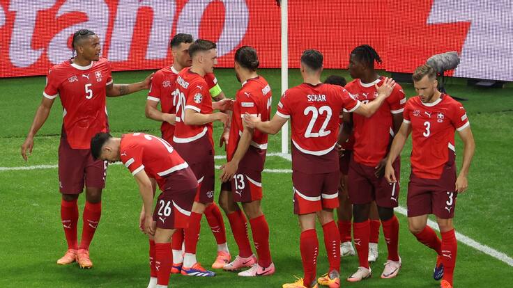 Frankfurt Am Main (Germany), 23/06/2024.- Players of Switzerland celebrate after scoring the 1-0 goal during the UEFA EURO 2024 group A soccer match between Switzerland and Germany, in Frankfurt am Main, Germany, 23 June 2024. (Alemania, Suiza) EFE/EPA/GEORGI LICOVSKI