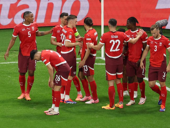 Frankfurt Am Main (Germany), 23/06/2024.- Players of Switzerland celebrate after scoring the 1-0 goal during the UEFA EURO 2024 group A soccer match between Switzerland and Germany, in Frankfurt am Main, Germany, 23 June 2024. (Alemania, Suiza) EFE/EPA/GEORGI LICOVSKI