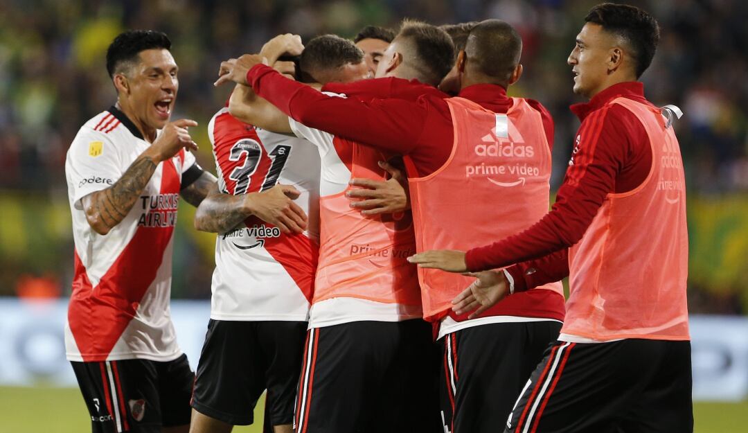 Los jugadores de River Plate festejan el primer gol del partido.