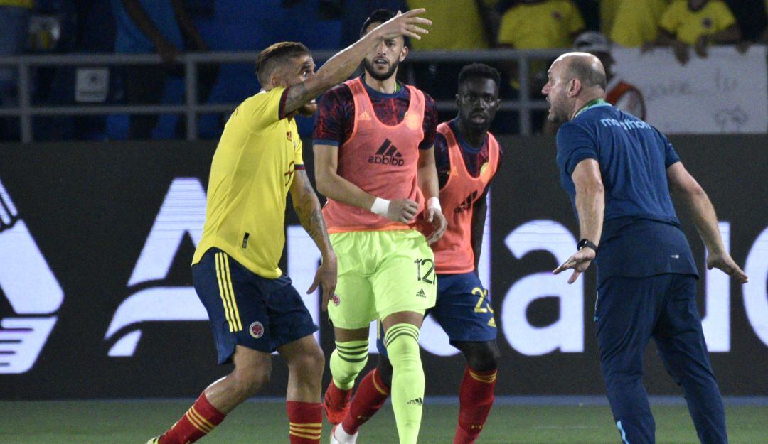 Gustavo Cuéllar discute con un miembro de la delegación de Ecuador.