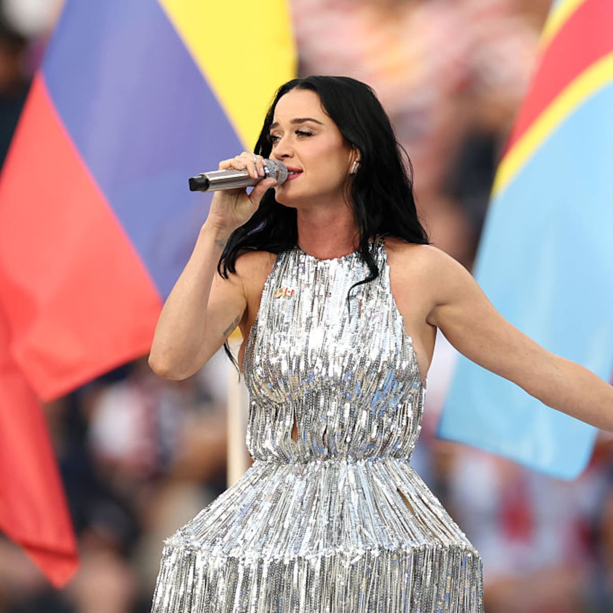 La cantautora estadounidense Katy Perry anuncia el lanzamiento de su nuevo sencillo “Watch It Burn”