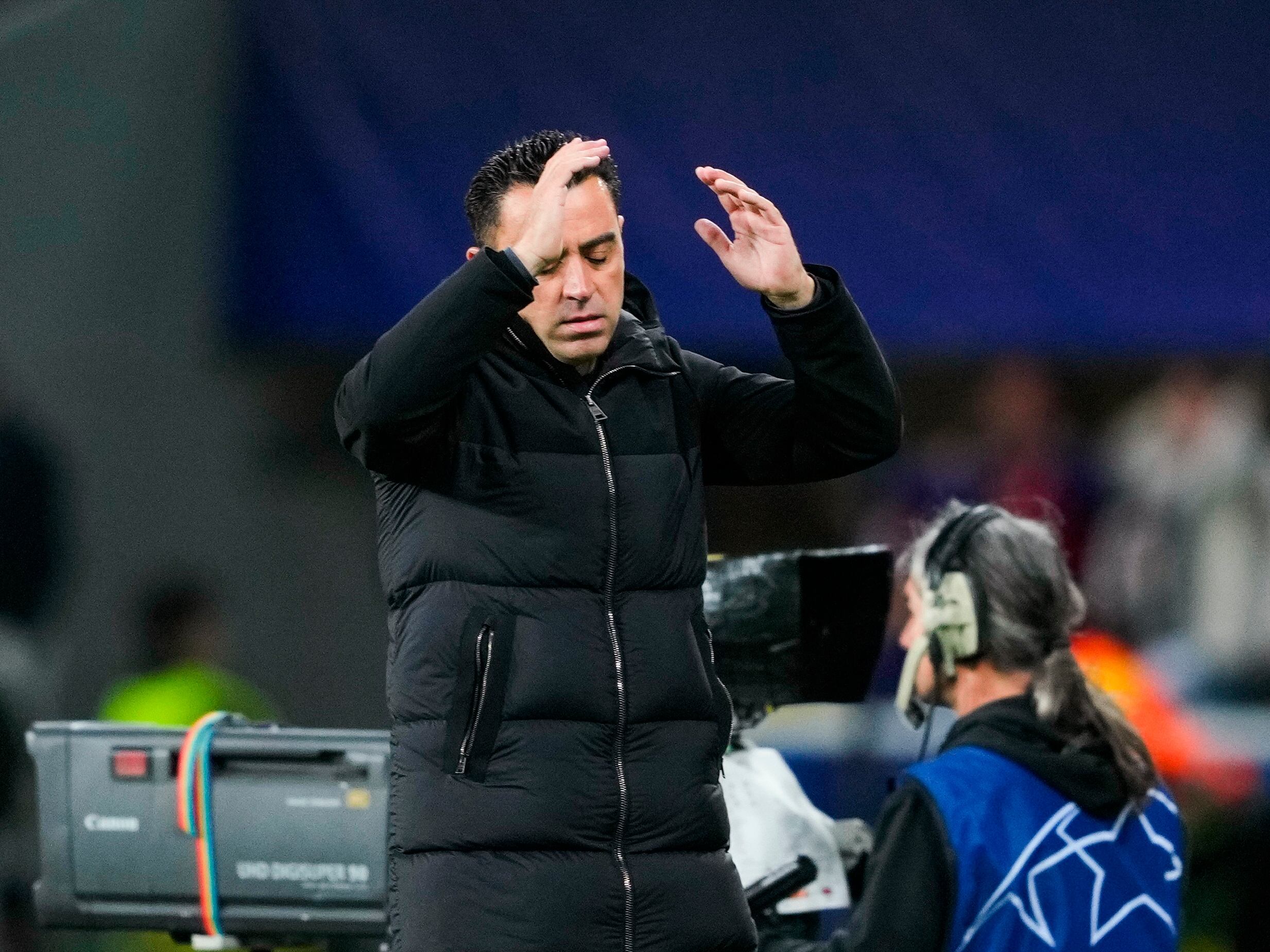 BARCELONA, 16/04/2024.- El entrenador del FC Barcelona, Xavi Hernández, durante el partido de vuelta de los cuartos de final de la Liga de Campeones que FC Barcelona y PSG disputan hoy martes en el estadio Olímpico Lluis Company, en Barcelona. EFE/Alejandro García
