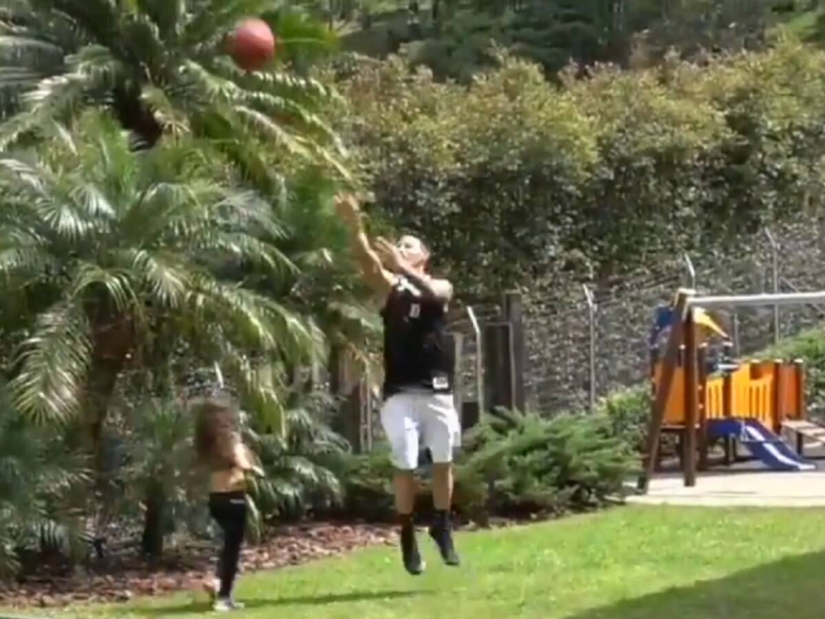 'LeBron' James Rodríguez: el volante y sus dotes para el baloncesto