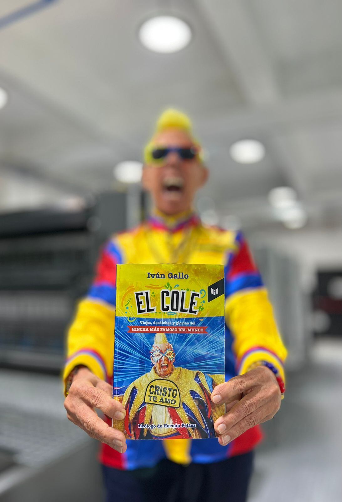 'El cole' presentando su libro, escrito por el periodista Iván Gallo./ Foto: Suministrada