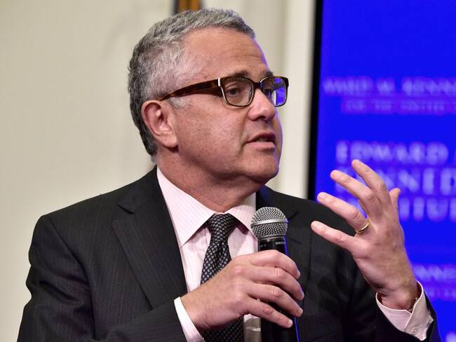 Jeffrey Toobin, suspendido por masturbarse durante reunión de Zoom