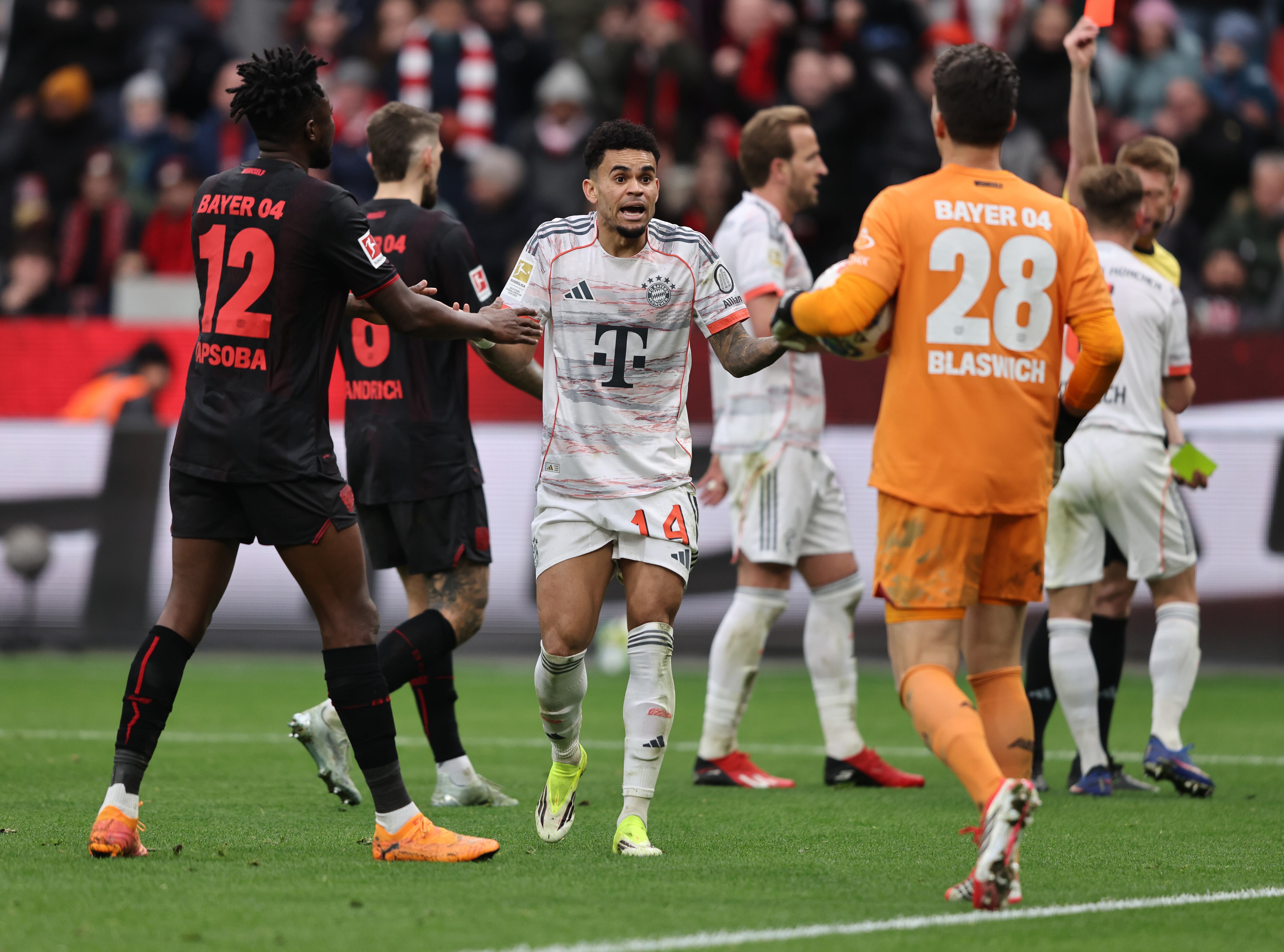 Gol de Luis Díaz y expulsión en el partido Bayer Leverkusen vs Bayern Múnich por Bundesliga. (Photo by Christof Koepsel/Getty Images)