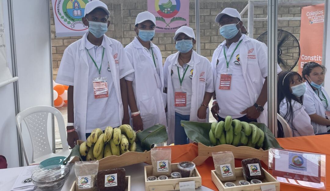 Jóvenes innovadores con derivados del banano