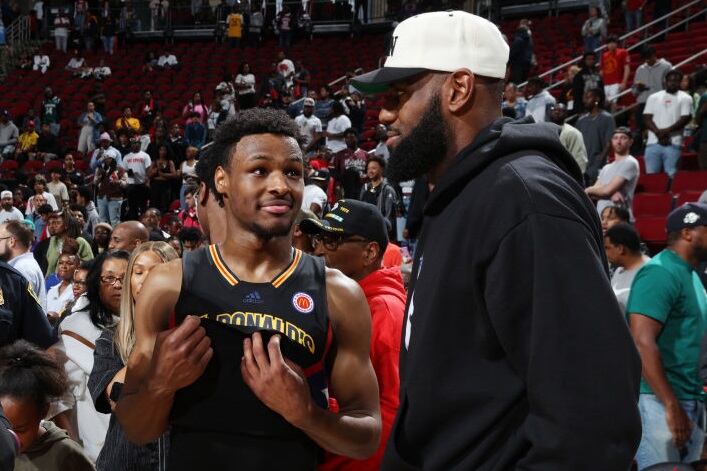 Bronny James y LeBron James después de un partido del McDonalds High School All American (Photo by Brian Spurlock/Icon Sportswire via Getty Images