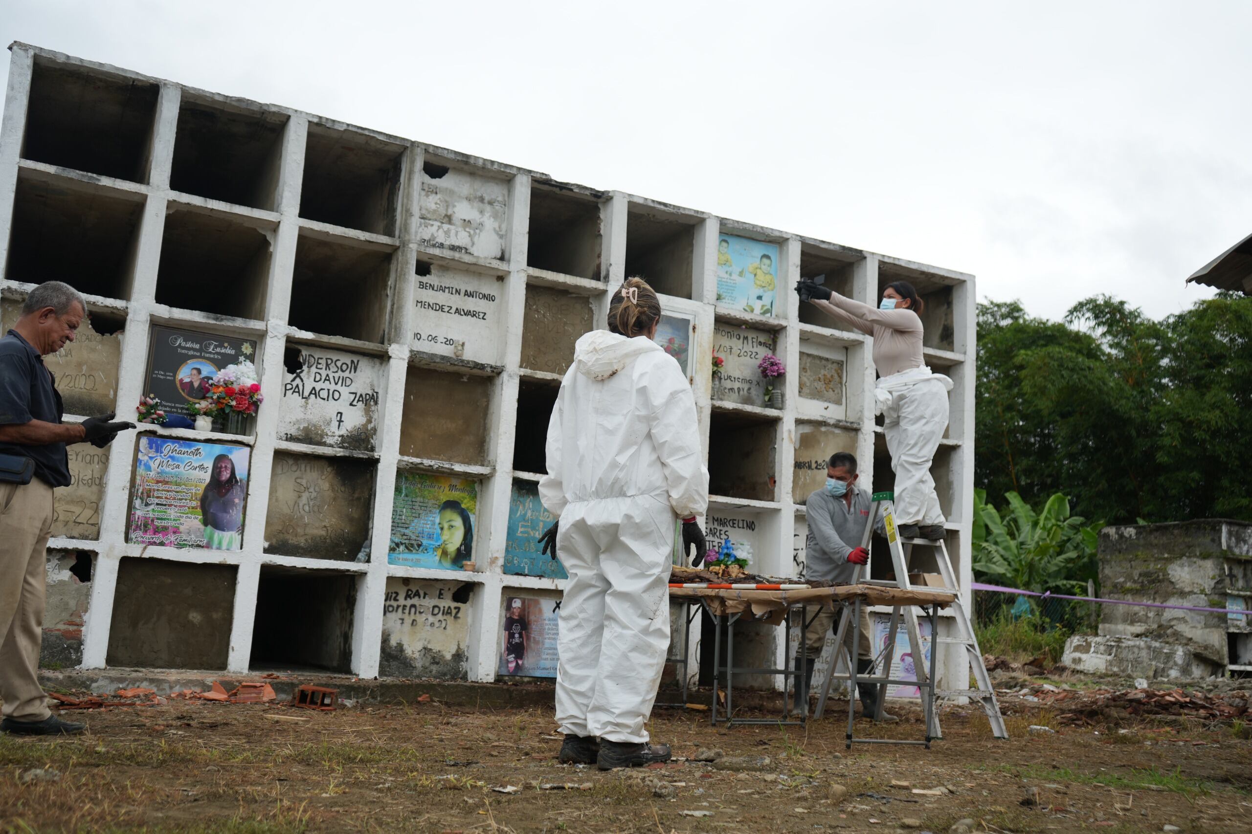 Exhumación en cementerio de Turbo - foto Unidad de Búsqueda