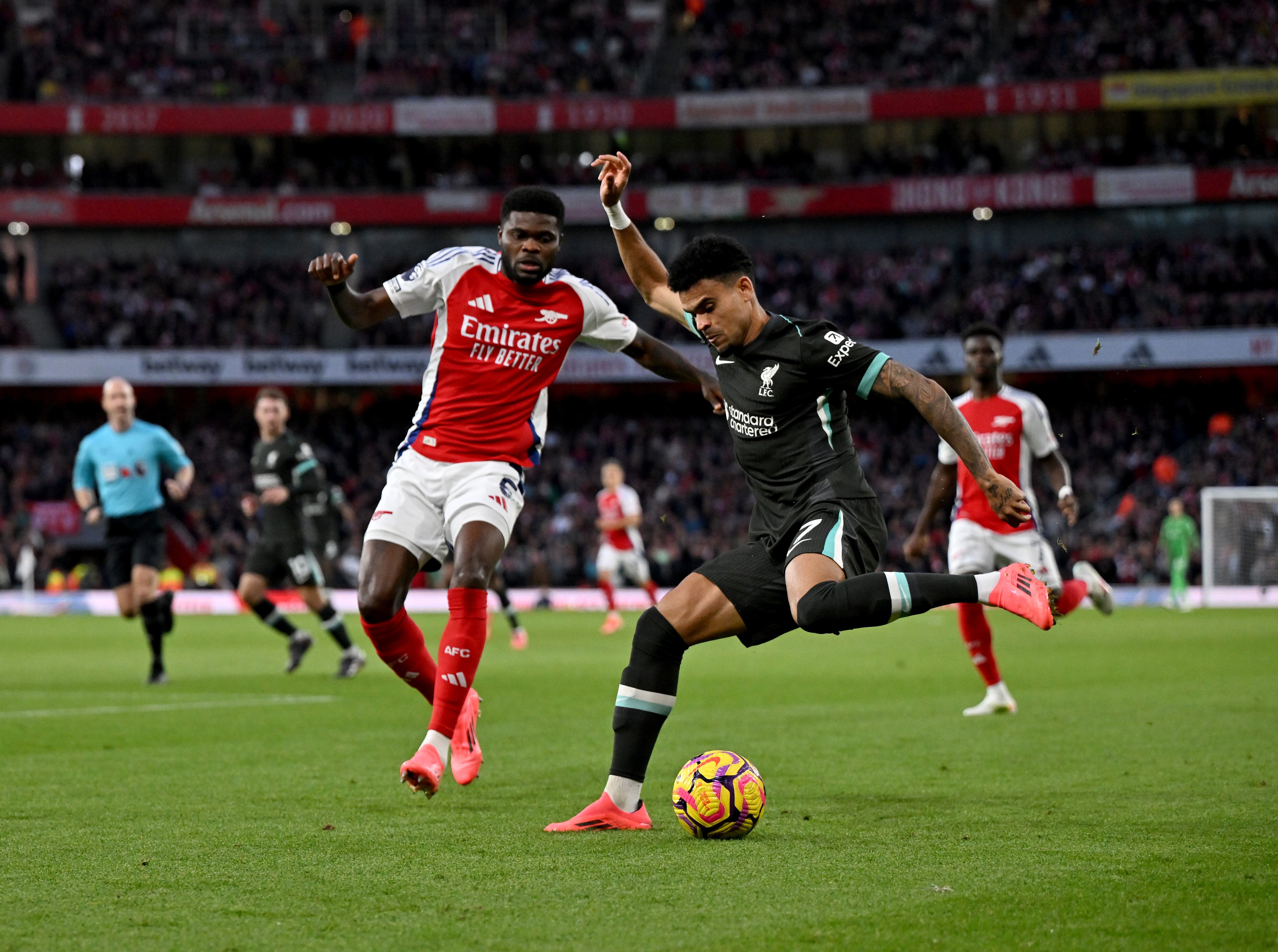 Luis Díaz durante la visita del Liverpool al Arsenal en la Premier League. (Photo by Andrew Powell/Liverpool FC via Getty Images)