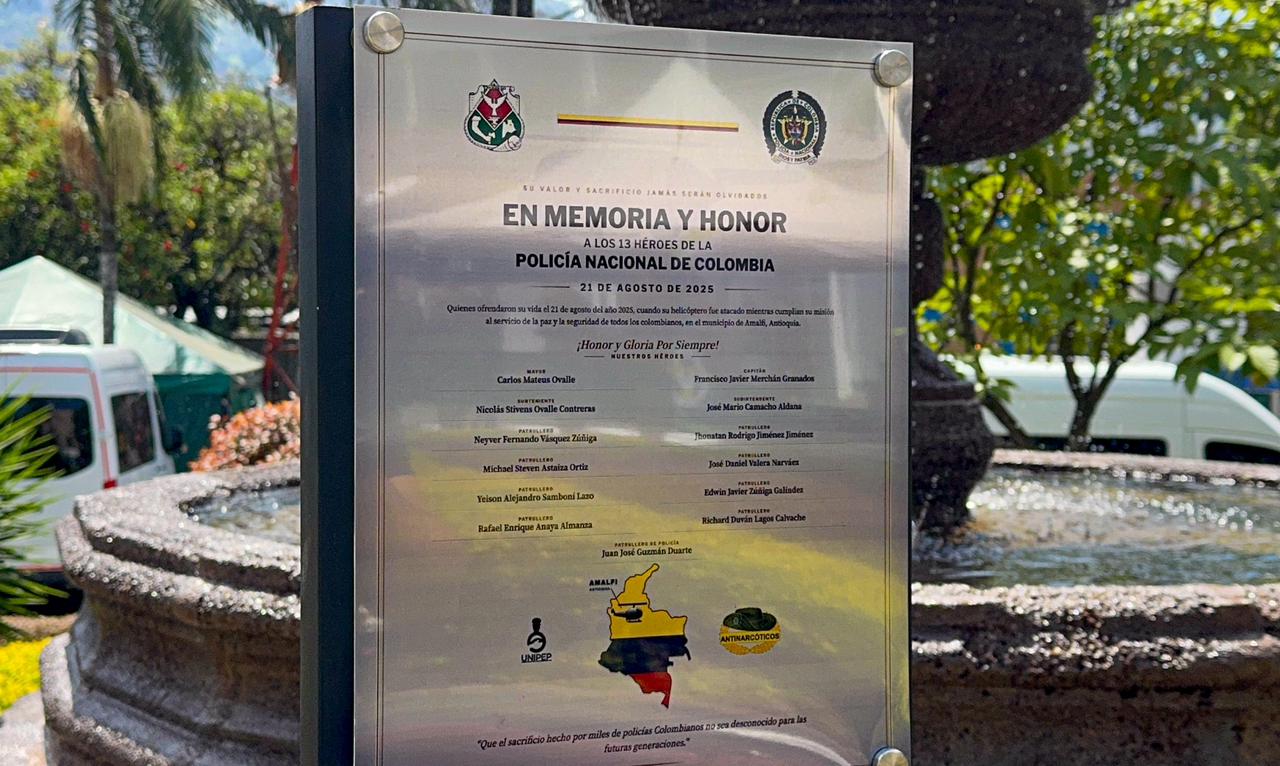 Placa conmemorativa en memoria de los 13 policías asesinados en Amalfi- foto gobernación de Antioquia