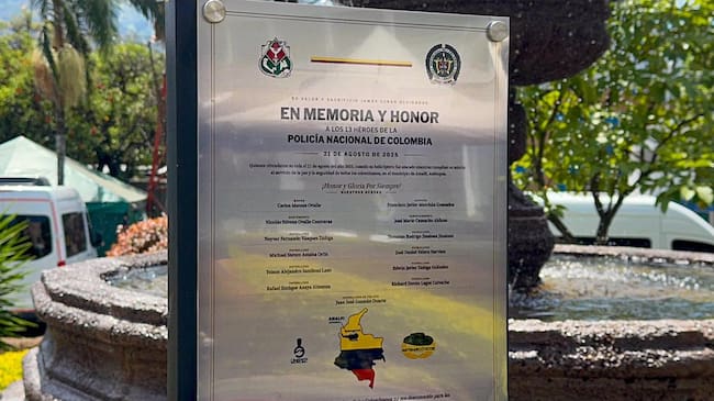 Placa conmemorativa en memoria de los 13 policías asesinados en Amalfi- foto gobernación de Antioquia