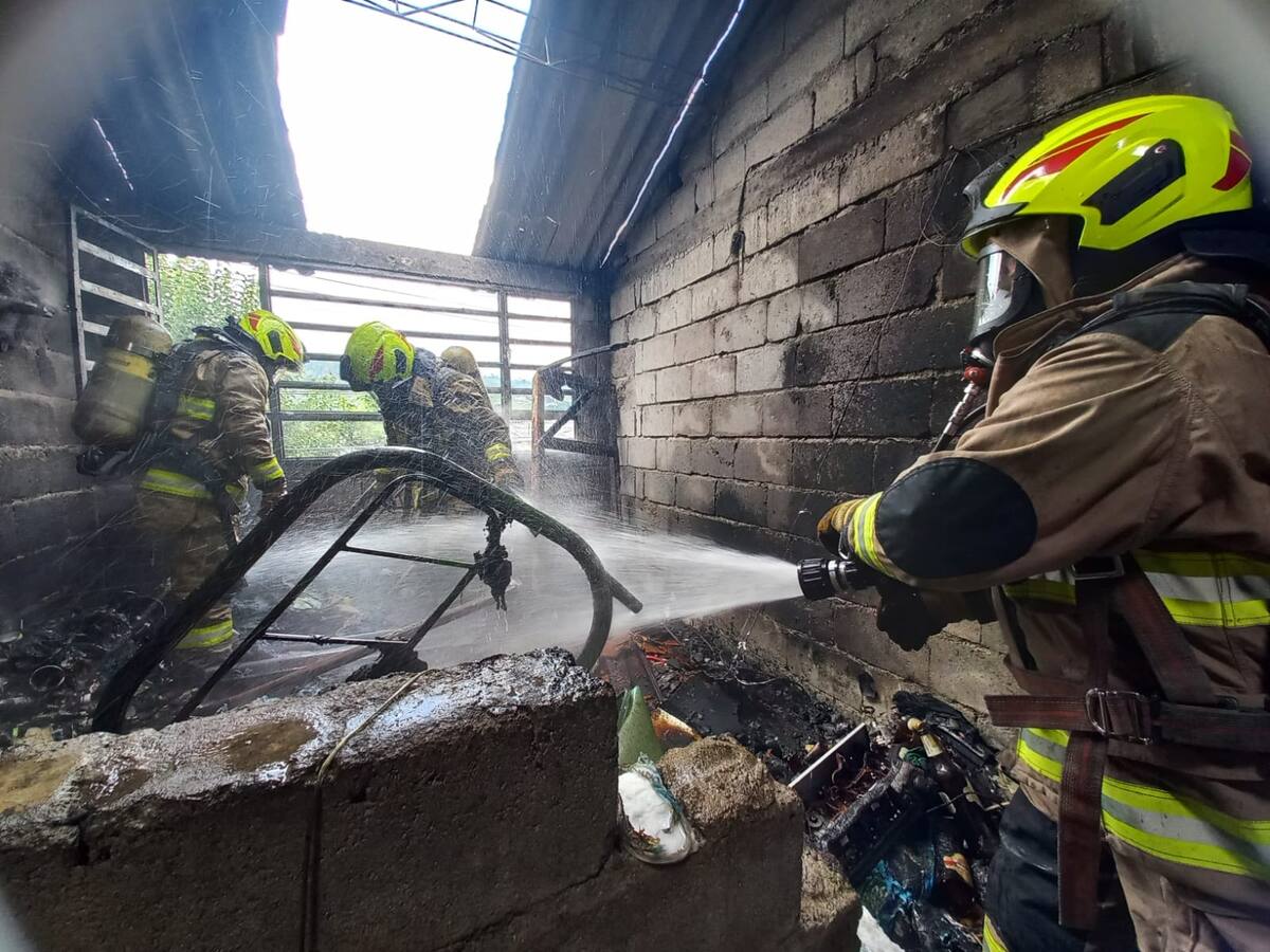 Bomberos de Manizales controlaron incendio estructural de una vivienda en el barrio la Enea