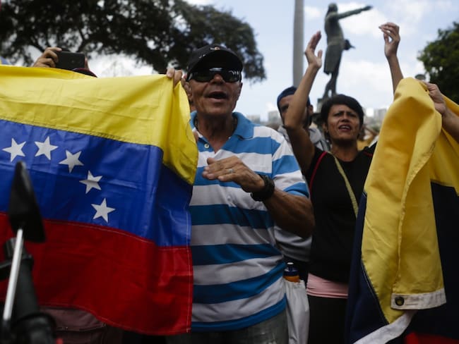Opositores piden a militares cesar apoyo a Maduro en alerta frente a USA