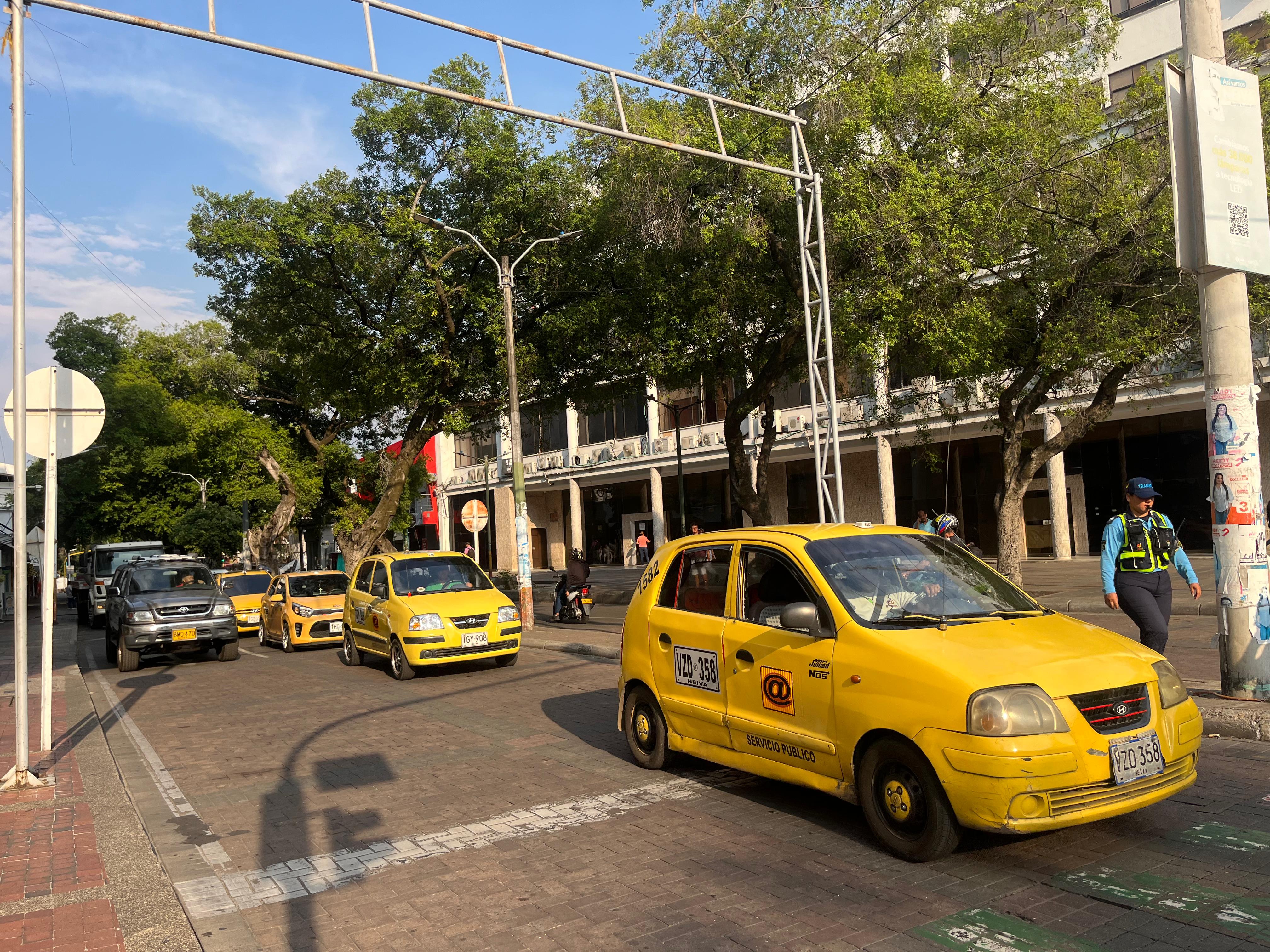 Es importante que la comunidad tenga presente que para que la queja sea adecuada, esta debe tener número interno del vehículo tipo taxi, placas del carro y en lo posible, alguna evidencia como foto o video.