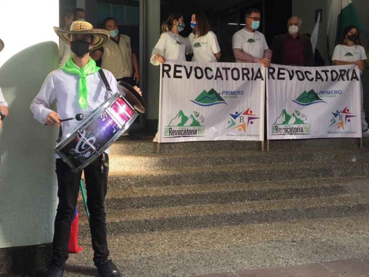 Entregan las planillas para las firmas de la revocatoria contra Quintero