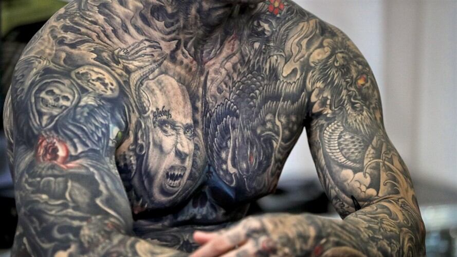 Una mujer cubierta de tatuajes el 16 de octubre del 2016 en una convención de tatuajes en Bucarest. Foto: Associated Press - AP - Vadim Ghirda