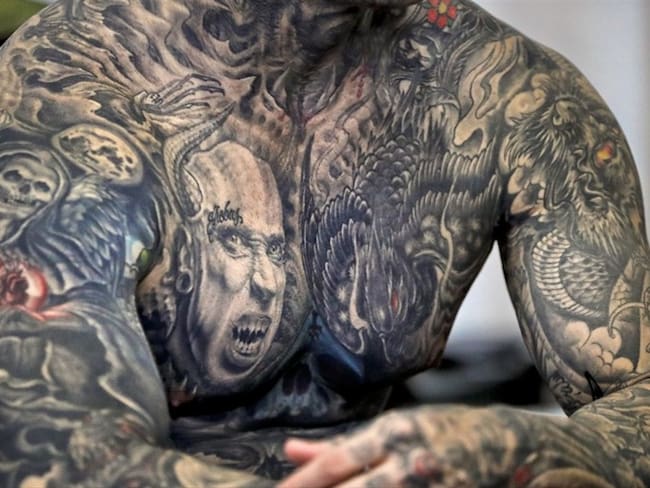 Una mujer cubierta de tatuajes el 16 de octubre del 2016 en una convención de tatuajes en Bucarest. Foto: Associated Press - AP - Vadim Ghirda