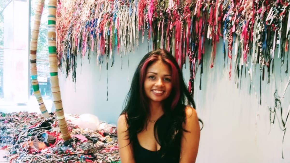 En Medellín hay una mujer que convirtió los desechos textiles en una obra de arte