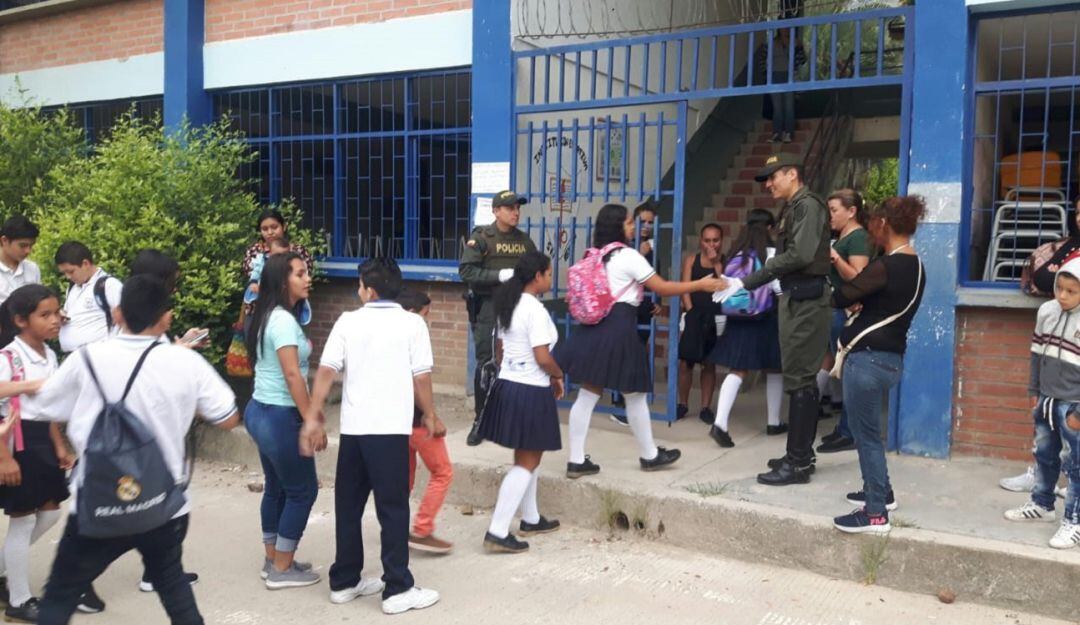 Policía acompañando a estudiantes
