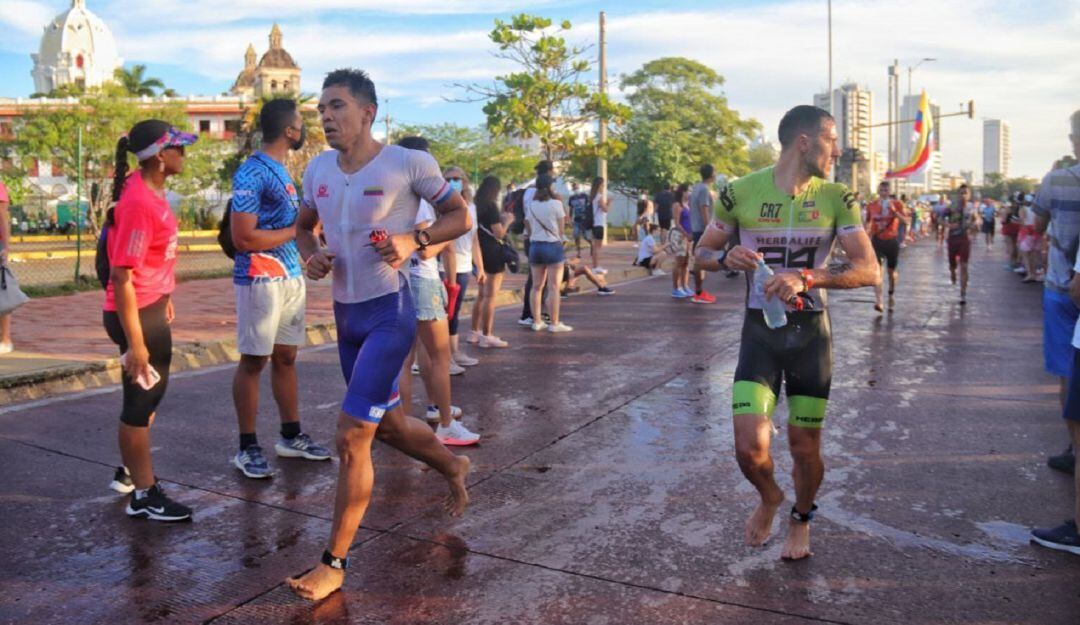 Las exigentes pruebas incluyeron recorrido de 1.9 kilómetros en natación, 90 kilómetros en ciclismo, y 21 kilómetros en atletismo