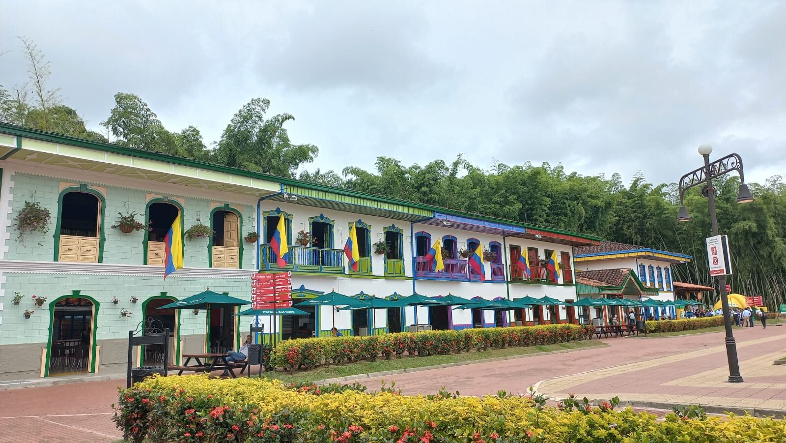Plazoleta del Parque del Café adornado con el tricolor nacional en las fiestas patrias. Foto Vanessa Porras