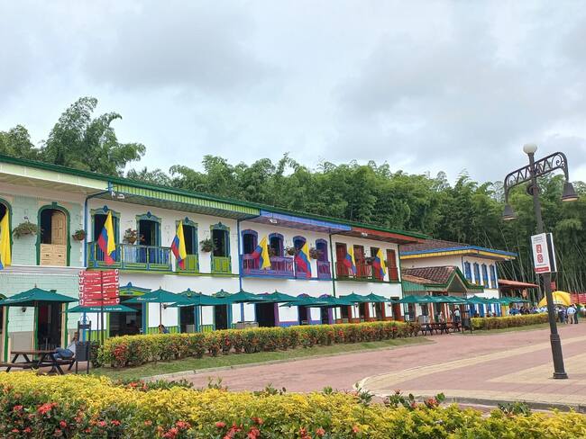 Plazoleta del Parque del Café adornado con el tricolor nacional en las fiestas patrias. Foto Vanessa Porras