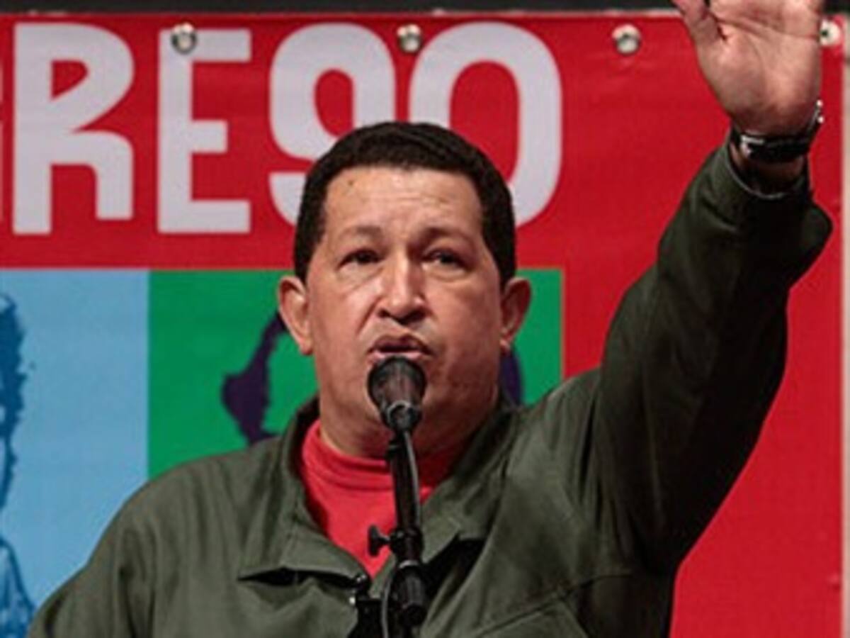 Hugo Chávez ratifica a su gabinete y crea un nuevo ministerio