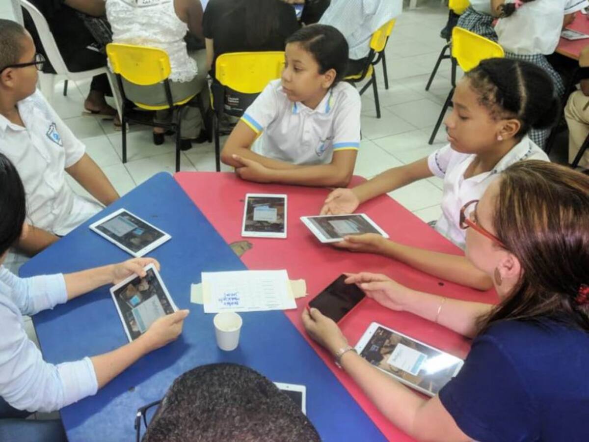 Estudiantes de escuelas públicas reciben 50 maletas digitales