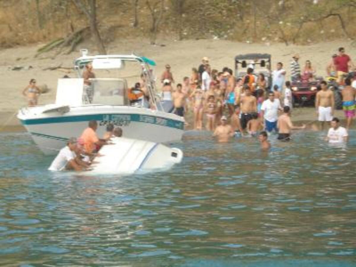 Guardacostas acuden en ayuda de un grupo de náufragos en el mar Caribe.