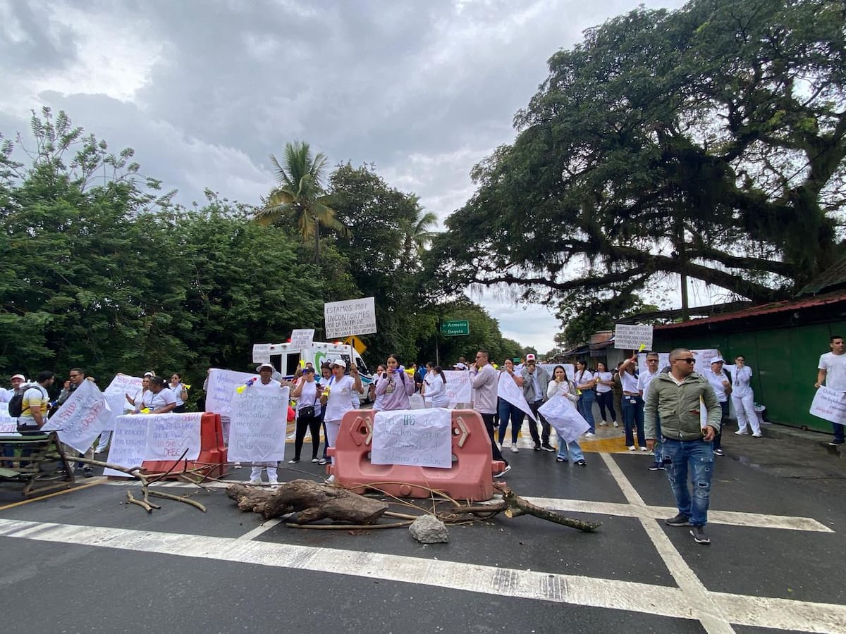 Trabajadores del hospital de Zarzal bloquean la vía exigiendo pagos a Emssanar