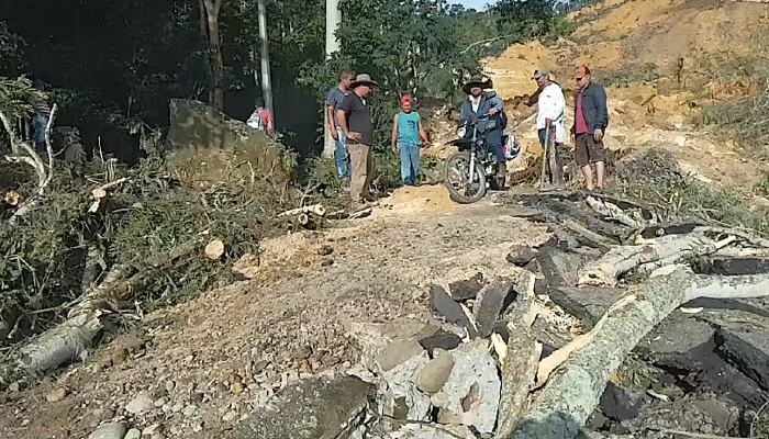 Comunidad abre paso para motos y peatones en el sector que colapsó la vía