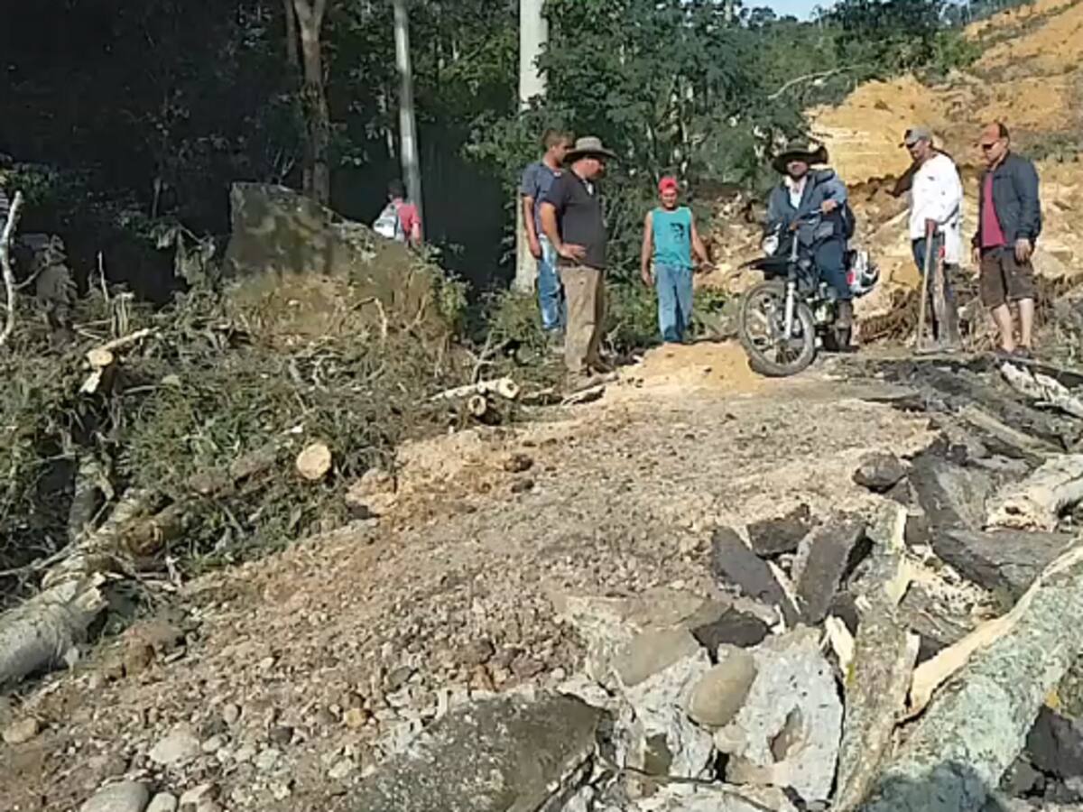 Comunidad abre paso para motos y peatones en el sector que colapsó la vía