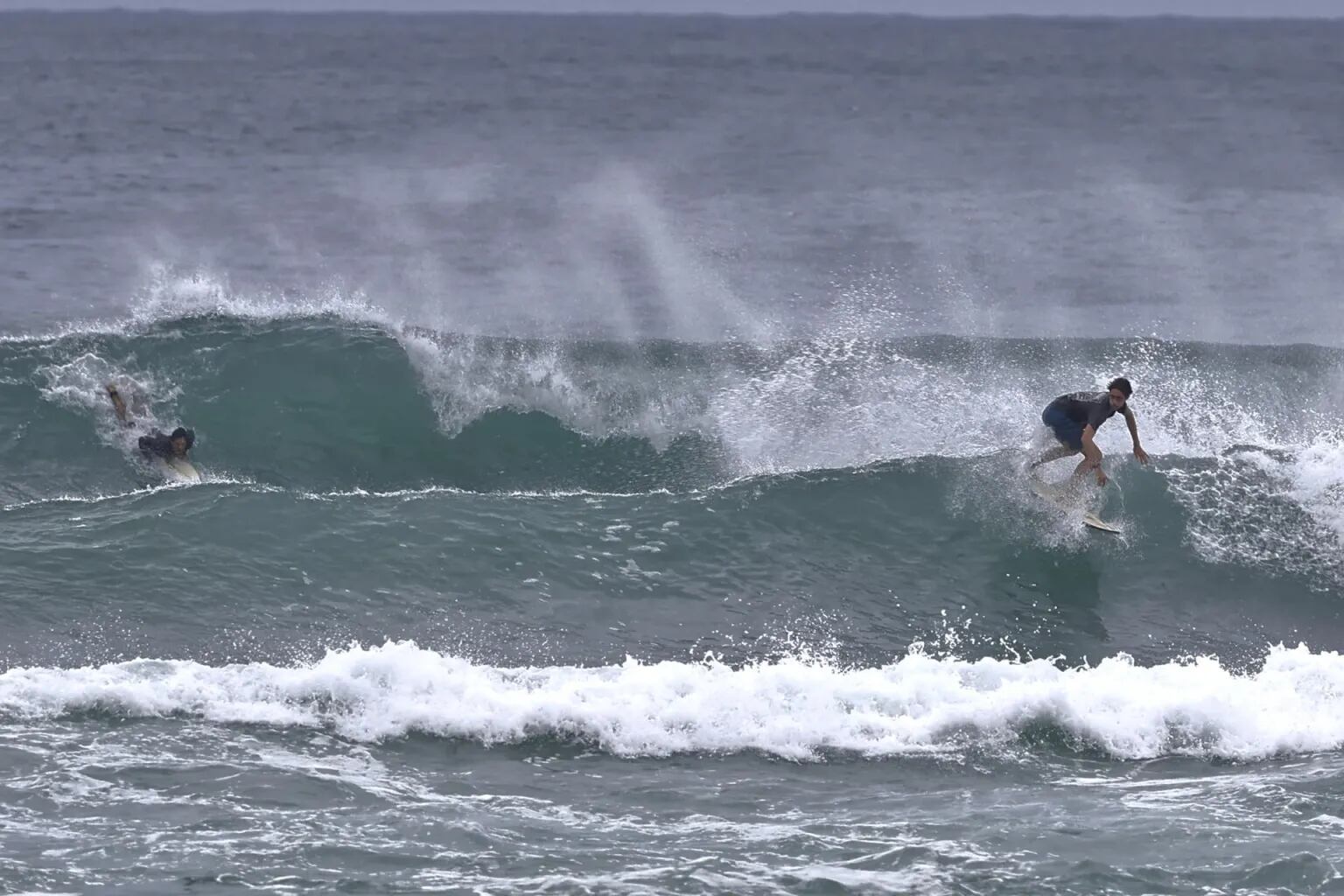 Personas surfean tras el paso del huracán Erin, en una imagen de archivo. EFE/ Thais Llorca