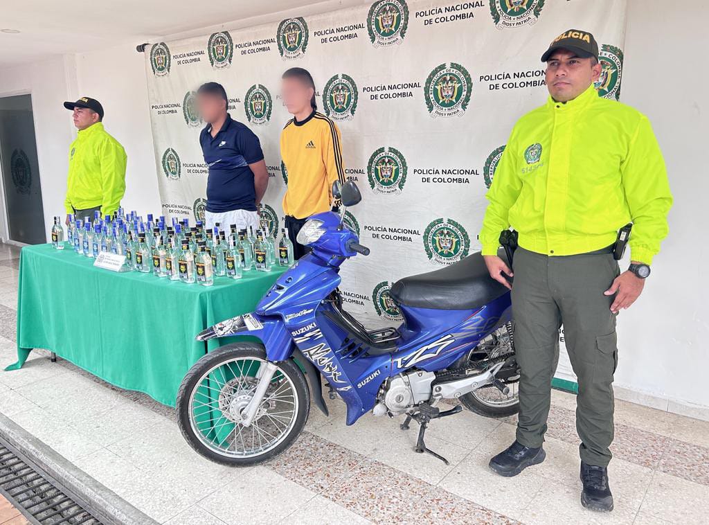 Dos cajas con 60 botellas de Aguardiente.