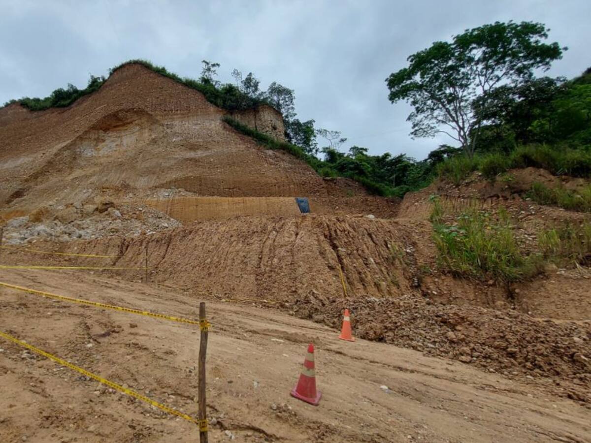 Ordenan cierre de obras que destruían una montaña