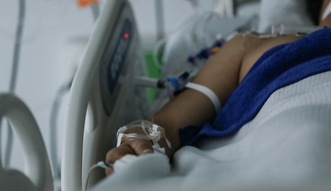 La bebé falleció luego de una cesárea urgente que hicieron los médicos ante la dificultad para respirar que presentaba la madre