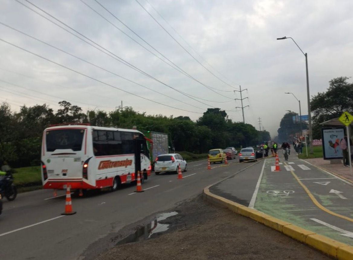Tiroteo en la Autopista Norte en Bogotá: delincuentes abandonaron vehículo y hay un policía herido. Foto: suministrada.