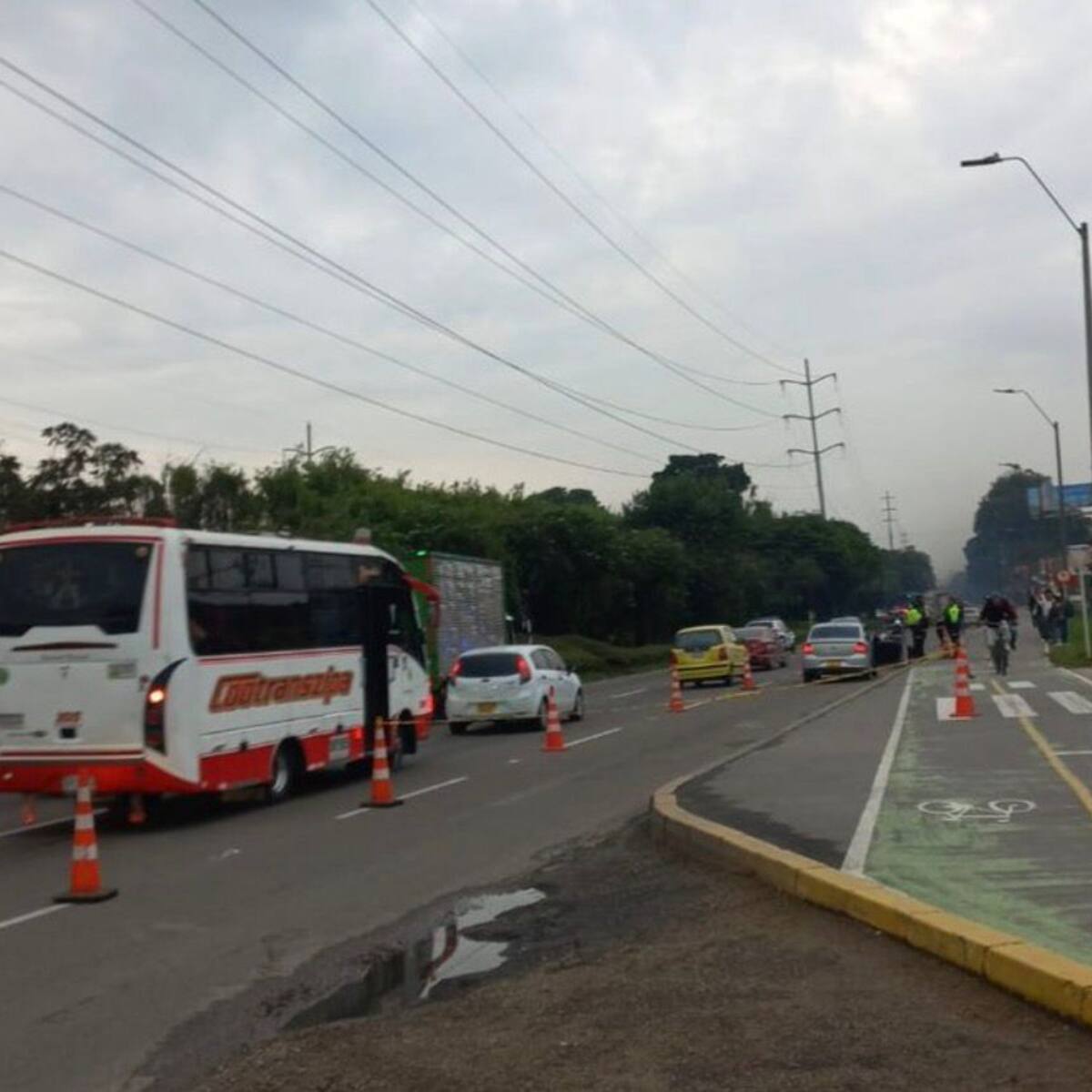 Tiroteo en la Autopista Norte en Bogotá: delincuentes abandonaron vehículo y hay un policía herido