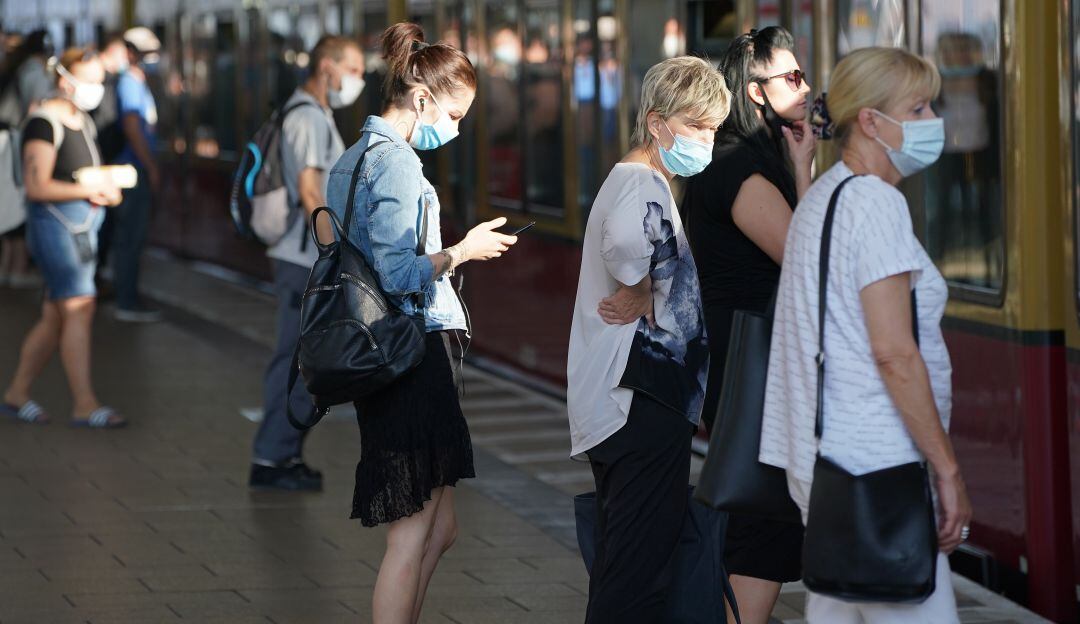 Alemanes a la espera del metro en Berlín en medio de las restricciones por coronavirus. 