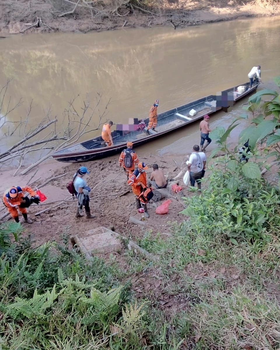 Evacuación de cuerpos en Putumayo. Cortesía: Defensa Civil.